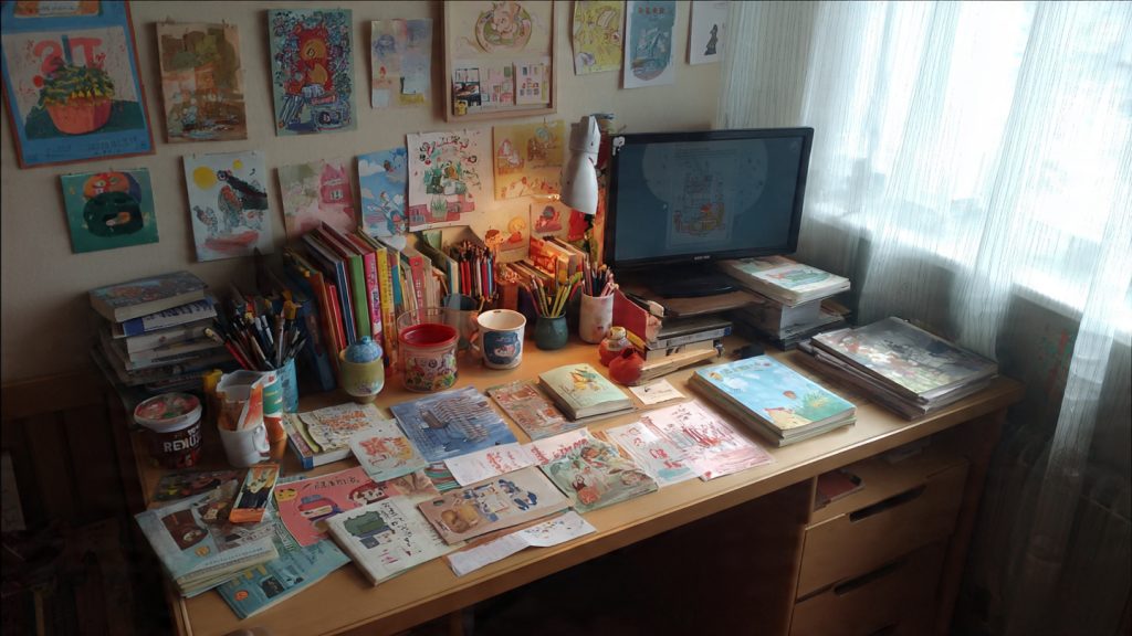 ruang kerja anak anak dengan tema mengekspresikan karya